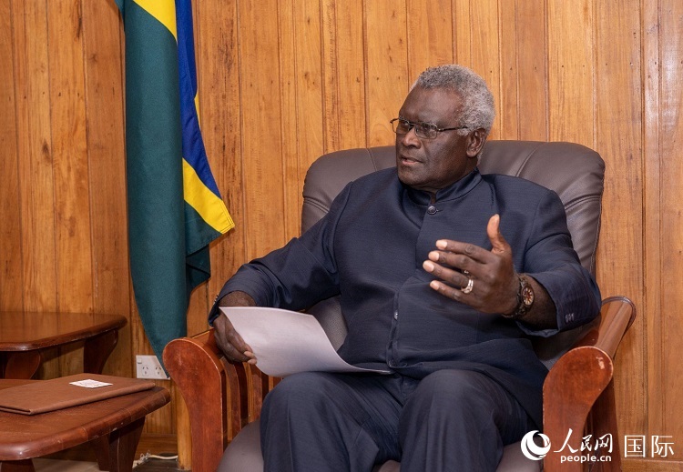 2023年9月14日，所羅門群島總理梅納西·索加瓦雷在首都霍尼亞拉接受人民網(wǎng)記者專訪。（人民網(wǎng) 賀吉攝影 ）