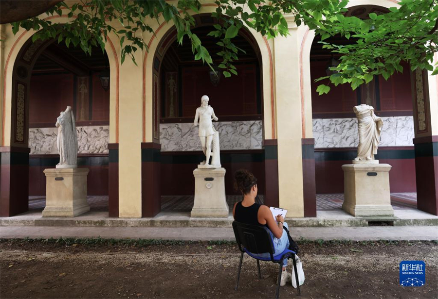 9月17日，在法國巴黎國立高等美術(shù)學(xué)院舉行的歐洲遺產(chǎn)日活動上，參觀者參與繪畫創(chuàng)作和體驗。新華社記者 高靜 攝