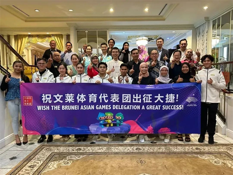 肖建國大使同參加歡送儀式的文方嘉賓、代表團成員等合影留念。圖片由使館提供