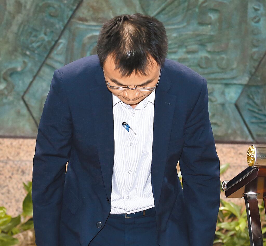 臺(tái)農(nóng)業(yè)部門負(fù)責(zé)人陳吉仲19日傍晚舉行記者會(huì)說明項(xiàng)目進(jìn)口雞蛋議題，當(dāng)日晚間8點(diǎn)在臉書上宣布辭職。 圖片來源：臺(tái)灣“中時(shí)新聞網(wǎng)”