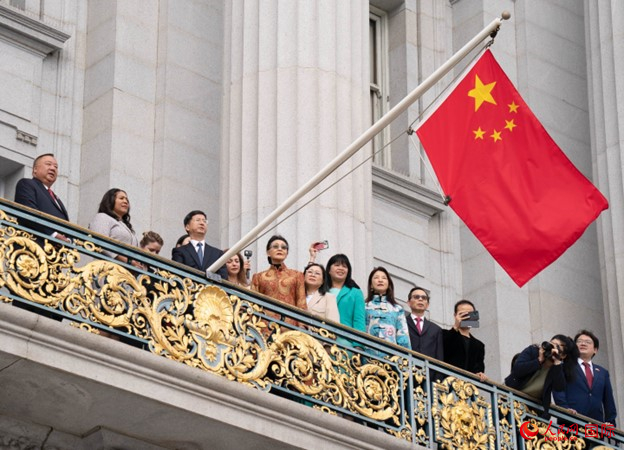 當(dāng)?shù)貢r(shí)間9月29日，中國駐舊金山總領(lǐng)事張建敏與舊金山市長倫敦·布理德一起在舊金山市政廳陽臺(tái)升起中國國旗，慶祝中華人民共和國成立74周年。人民網(wǎng)記者 鄧圩攝