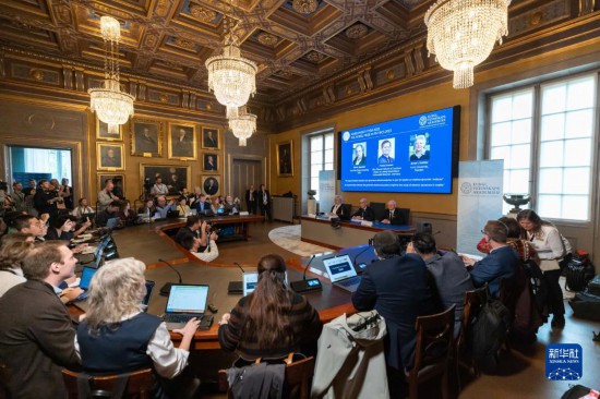 這是10月3日在瑞典斯德哥爾摩拍攝的2023年諾貝爾物理學(xué)獎(jiǎng)公布現(xiàn)場(chǎng)。新華社發(fā)（魏學(xué)超攝）