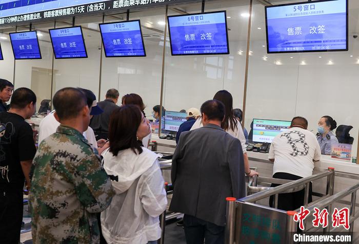 9月21日，旅客在北京站售票大廳內(nèi)購(gòu)買火車票。當(dāng)日，鐵路部門開(kāi)始發(fā)售10月5日火車票。國(guó)鐵集團(tuán)發(fā)布數(shù)據(jù)顯示，9月13日至20日已發(fā)售火車票1.5億張。鐵路部門將在9月27日至10月1日、10月4日至7日增開(kāi)200列夜間高鐵，車票已陸續(xù)開(kāi)始發(fā)售，盡最大努力滿足旅客出行需求。 <a target='_blank' href='/'><p  align=