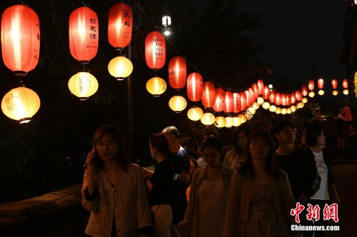 圖為游客夜游山城巷感受山城獨(dú)特魅力。<a target='_blank' href='/' ><p  align=