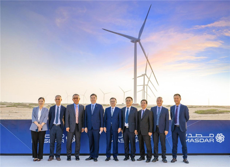 中方建設(shè)者在風(fēng)電場(chǎng)合影。中國電建供圖