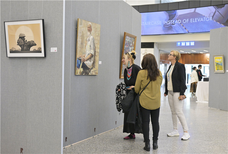 各國外交官在在欣賞中國藝術家作品。中國常駐維也納代表團供圖