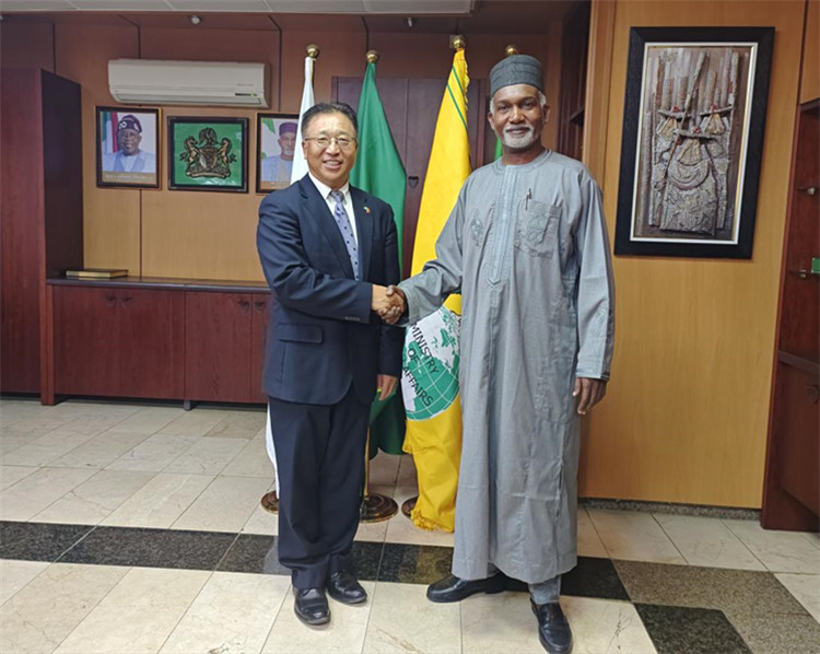 駐尼日利亞大使崔建春（左）會(huì)見尼外長圖加爾。駐尼使館供圖