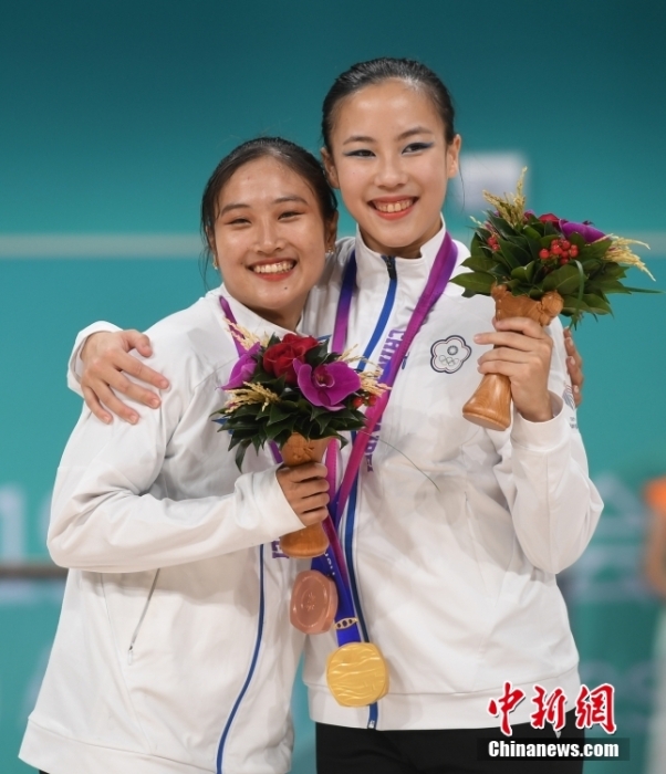 10月7日，杭州第19屆亞運會輪滑項目女子花樣輪滑單人滑長節(jié)目決賽在錢塘輪滑中心舉行。結合短節(jié)目決賽成績，中國臺北選手洪筱晴(左)以94.38分的總成績奪得女子花樣輪滑單人滑冠軍，中國臺北選手張致如(右)獲得季軍。<a target='_blank' href='/'><p  align=