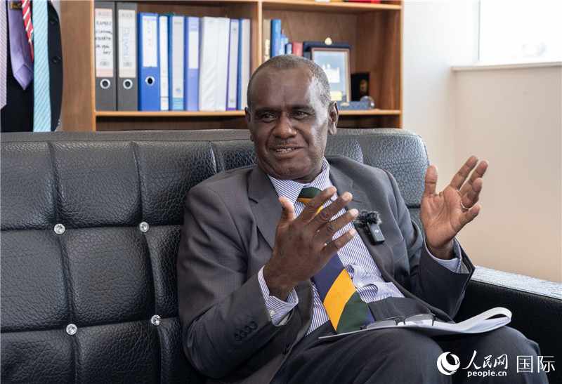 2023年9月13日，所羅門群島外交部長(zhǎng)杰里邁亞·馬內(nèi)萊在首都霍尼亞拉接受人民網(wǎng)記者專訪。人民網(wǎng) 賀吉攝