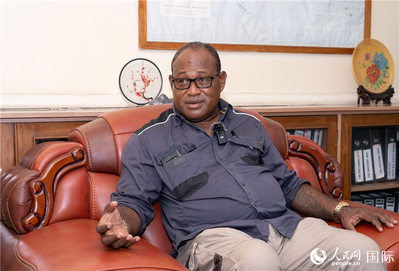 2023年9月13日，所羅門群島副總理兼基礎(chǔ)設(shè)施和發(fā)展部長(zhǎng)梅納西·梅蘭加在首都霍尼亞拉接受人民網(wǎng)記者專訪。人民網(wǎng) 賀吉攝