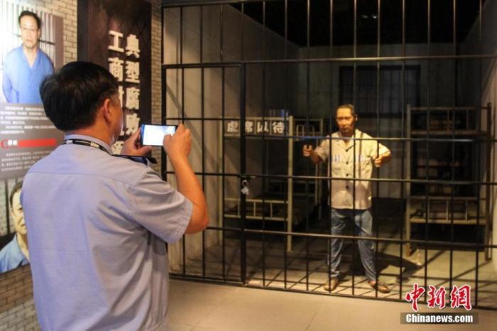 資料圖：2015年10月，海南省公安廳組織黨員干部前往反腐倡廉警示教育基地參觀受教。洪堅(jiān)鵬 攝