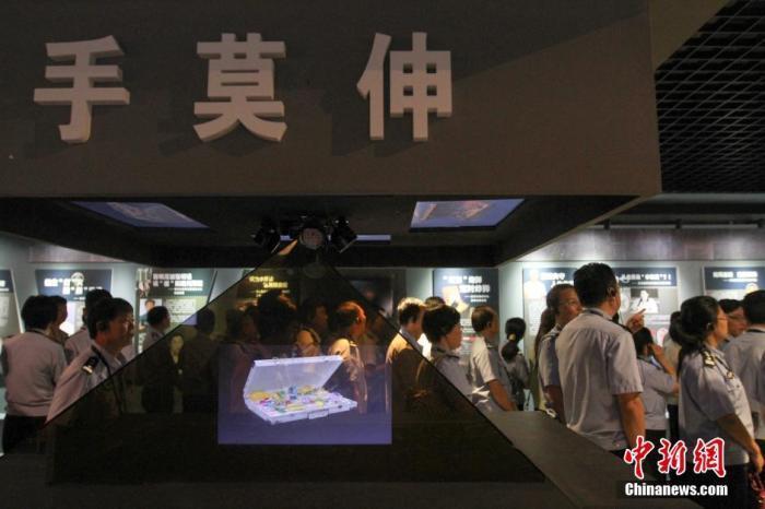 資料圖：2015年10月，海南省公安廳組織黨員干部前往反腐倡廉警示教育基地參觀受教。洪堅(jiān)鵬 攝