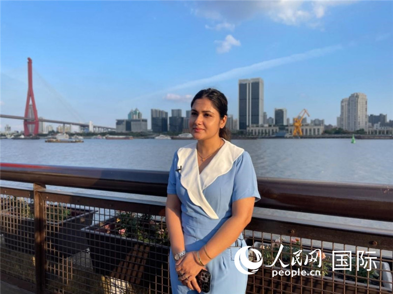 孟加拉國(guó)Channel24電視頻道主持人伊斯拉特·阿敏在上海市楊浦濱江接受采訪。 人民網(wǎng)記者 張榮攝