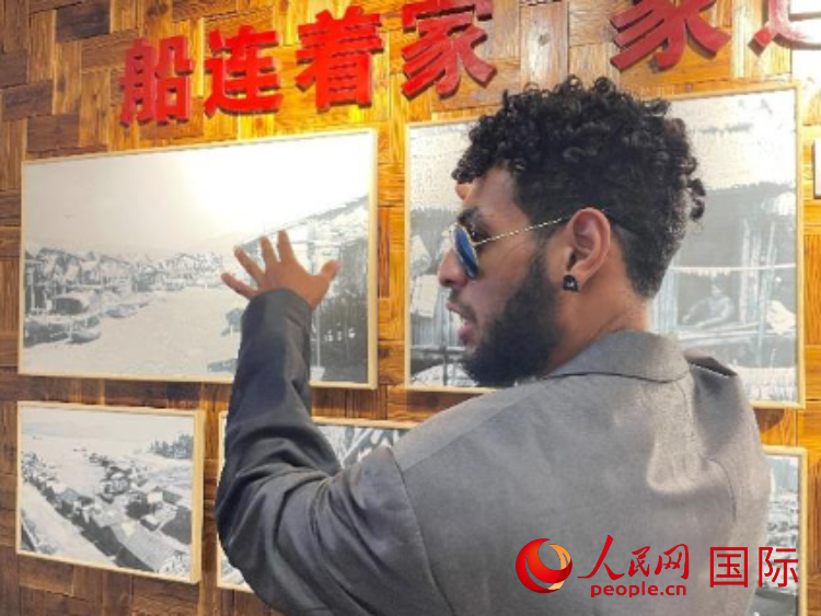 巴布亞新幾內(nèi)亞乒乓球國(guó)家隊(duì)隊(duì)員羅伊在福建省寧德市下歧村參觀(guān)。人民網(wǎng)記者 張榮攝