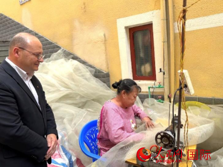 馬耳他瑪格麗特中學(xué)“中國(guó)角”教師馬丁·阿佐帕迪在福建省寧德市下歧村參觀(guān)。人民網(wǎng)記者 周雨攝