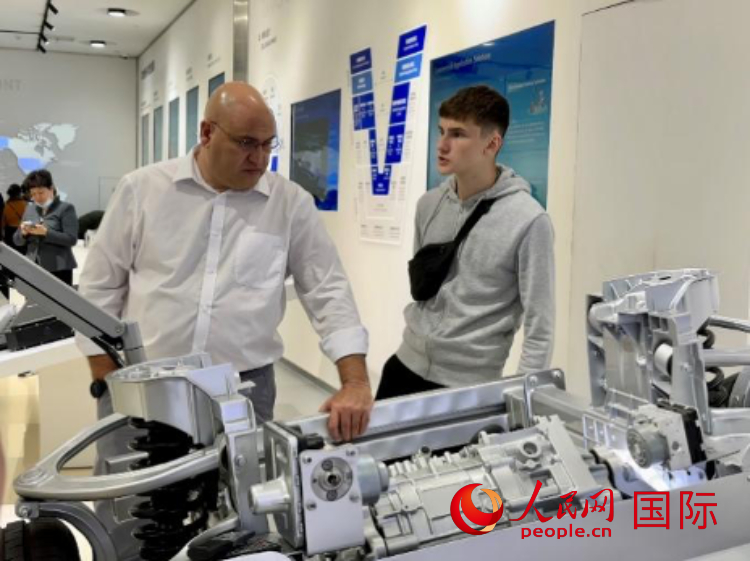 馬耳他瑪格麗特中學(xué)“中國(guó)角”的學(xué)生父親誒特伯特·斯肯布里參觀(guān)福建省寧德市寧德時(shí)代新能源科技股份有限公司。 人民網(wǎng)記者 周雨攝