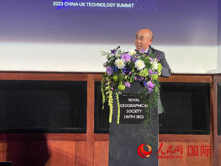 中國駐英國使館科技公參丁明勤發(fā)表致辭。人民網(wǎng)記者 周卓斌攝