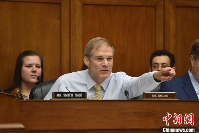 當(dāng)?shù)貢r(shí)間10月13日，美國國會眾議院共和黨人就議長候選人再次進(jìn)行黨內(nèi)投票，眾議院司法委員會主席吉姆·喬丹獲得黨內(nèi)提名。圖為喬丹今年9月在眾議院監(jiān)督和問責(zé)委員會聽證會上發(fā)言。 <a target='_blank' href='/'><p  align=
