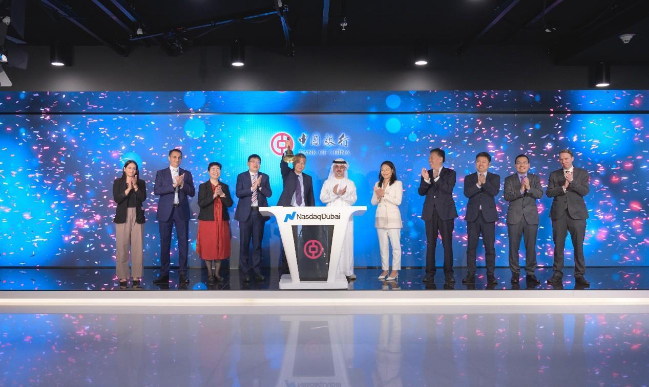 圖為中外嘉賓出席搖鈴儀式。迪拜納斯達(dá)克供圖