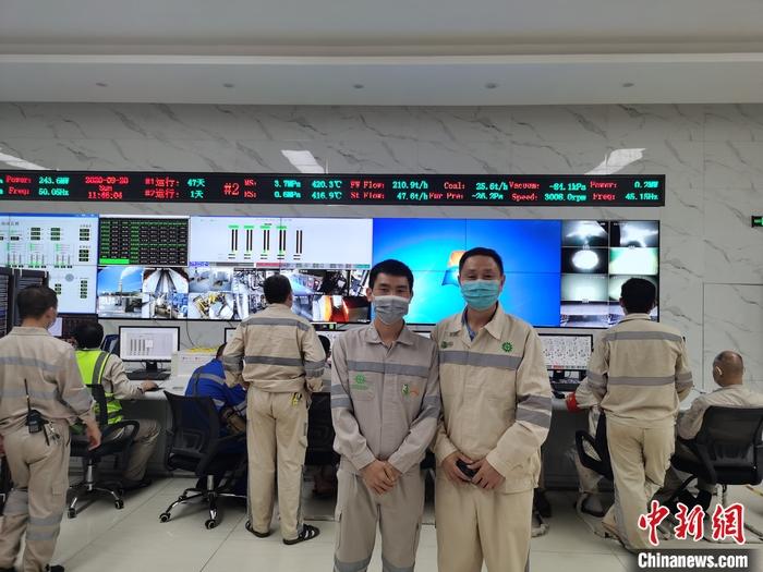 圖為張歡國(右)和青山項(xiàng)目中方負(fù)責(zé)人的控制室合影。 受訪者供圖