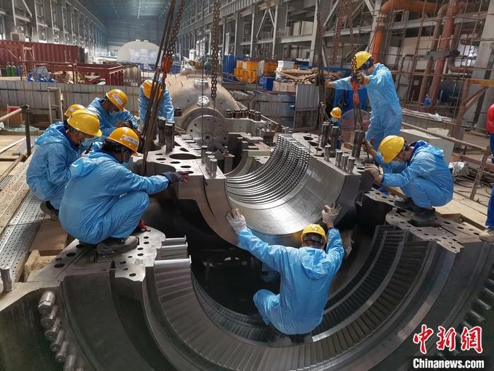 圖為青山緯達(dá)貝園區(qū)汽輪機(jī)機(jī)組在進(jìn)行現(xiàn)場安裝。 受訪者供圖