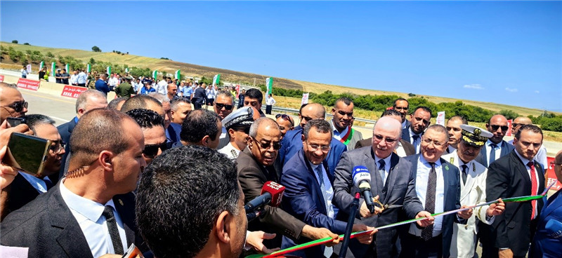 2023年8月12日，阿爾及利亞總理阿卜杜拉赫曼（前右四）參加阿爾及利亞東西高速公路東標(biāo)段主線84公里段通車儀式。中信建設(shè)供圖