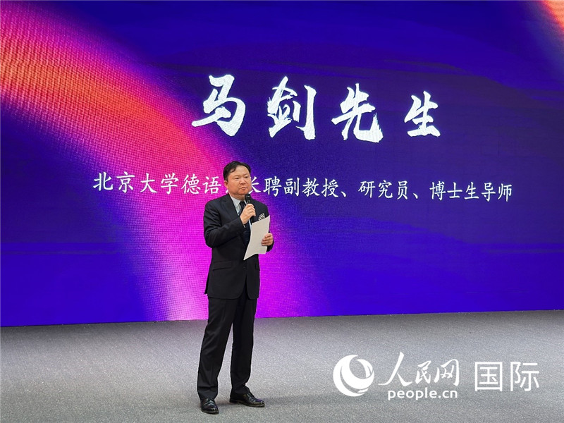 北京大學(xué)德語系長(zhǎng)聘副教授馬劍點(diǎn)評(píng)學(xué)生表現(xiàn)。（攝影：張麗鷗）