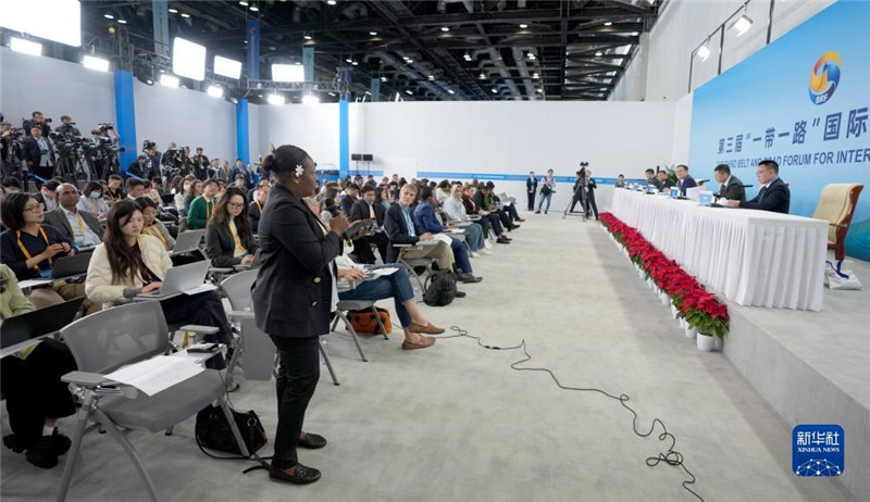 10月16日，第三屆“一帶一路”國(guó)際合作高峰論壇新聞中心在北京國(guó)家會(huì)議中心舉行首場(chǎng)吹風(fēng)會(huì)，邀請(qǐng)自然資源部國(guó)際合作司和相關(guān)單位負(fù)責(zé)人介紹有關(guān)情況，并回答記者提問(wèn)。新華社記者 王毓國(guó)攝