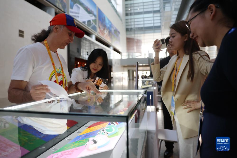 10月16日，參會(huì)記者在“一帶一路”國(guó)際合作高峰論壇新聞中心參觀展示的中國(guó)非物質(zhì)文化遺產(chǎn)展品。新華社記者 陳斌 攝