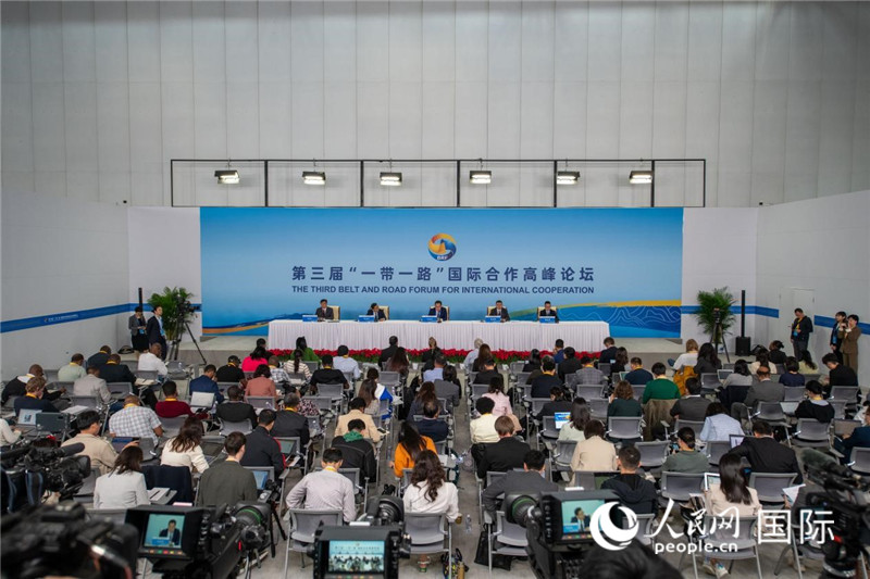 10月16日，第三屆“一帶一路”國(guó)際合作高峰論壇新聞中心在北京國(guó)家會(huì)議中心舉行首場(chǎng)吹風(fēng)會(huì)，邀請(qǐng)自然資源部國(guó)際合作司和相關(guān)單位負(fù)責(zé)人介紹有關(guān)情況，并回答記者提問(wèn)。人民網(wǎng)記者 翁奇羽攝