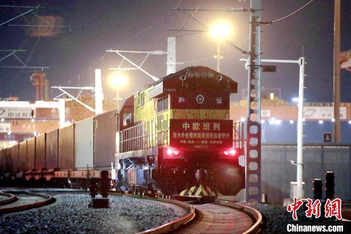 圖為中歐班列整裝待發(fā)?！＄姾擦?攝