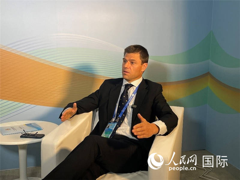 葡中工商會秘書長伯納德?門迪亞接受采訪。 人民網記者 張榮攝