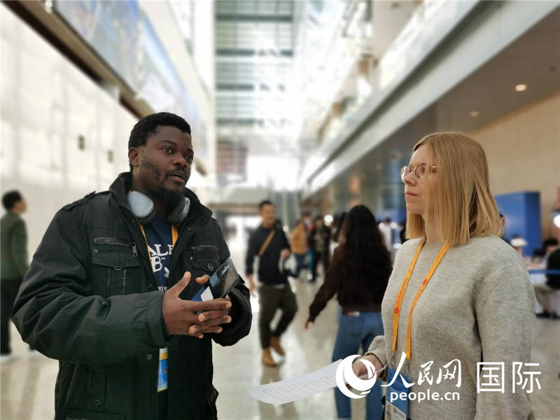 剛果（金）未來集團(tuán)廣播電視部記者雨果-恩澤扎接受人民網(wǎng)采訪。人民網(wǎng) 孫鴻宇攝