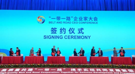 　　這是10月17日拍攝的簽約儀式現(xiàn)場。當(dāng)日，“一帶一路”企業(yè)家大會在北京召開。（新華社記者王毓國攝）