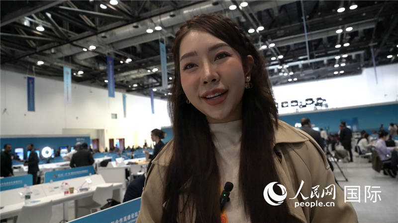 泰國TOPNEWS電視臺主播蓬薩婉?乍如潘（Phonsawan Jarupan）與記者交談。人民網(wǎng) 楊春燕攝