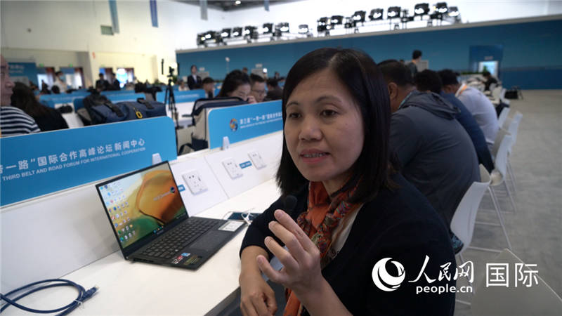 越南之聲廣播電臺記者胡鴻行（音譯，H? H?ng H?nh）與記者交談。人民網(wǎng) 楊春燕攝