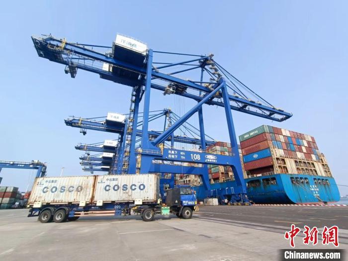 圖為海南洋浦國(guó)際集裝箱碼頭，卡車將集裝箱從后方堆場(chǎng)運(yùn)往碼頭裝卸區(qū)?！?jiān)潞?攝