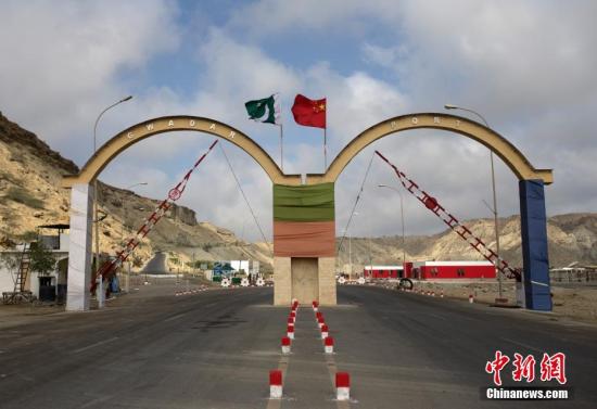 5月5日，瓜達爾港出入口的拱門。瓜達爾港是阿拉伯海沿岸的一座天然不凍良港，也是中巴經(jīng)濟走廊的南端起點。中國公司自2013年開始取得瓜達爾港的運營權(quán)，目前各項工作逐步展開。盡管自然條件差、物資匱乏，但瓜達爾卻有著重要的地理位置。瓜達爾是巴基斯坦通往波斯灣和阿拉伯海的大門，距離霍爾木茲海峽僅400公里。作為一帶一路有益補充的中巴經(jīng)濟走廊經(jīng)濟構(gòu)架的確立，使位于巴基斯坦最南端的瓜達爾港成為中巴經(jīng)濟走廊的一個重要出?？凇?lt;a target='_blank' href='/'><p  align=