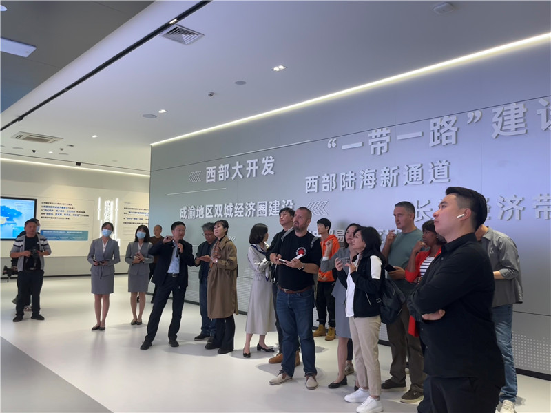 （成都國際鐵路港展廳，中外記者邊聽邊記，了解成都國際鐵路港運行情況 趙橙涔攝