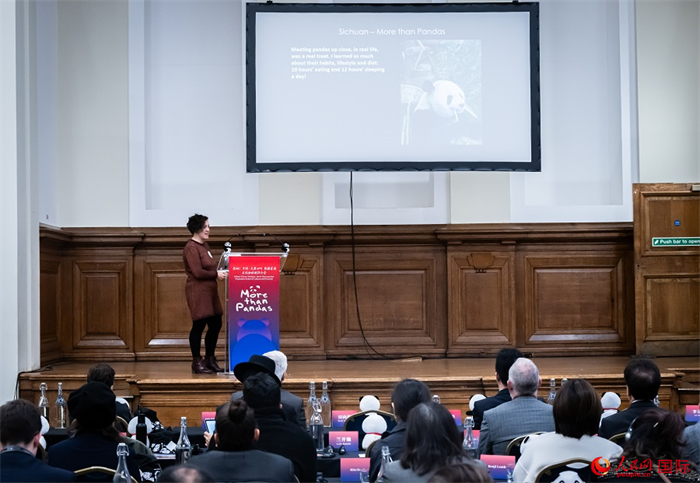 英國(guó)旅游達(dá)人瑪麗亞·拉莫爾作來(lái)川游歷主題分享。人民網(wǎng) 郭錦標(biāo)攝