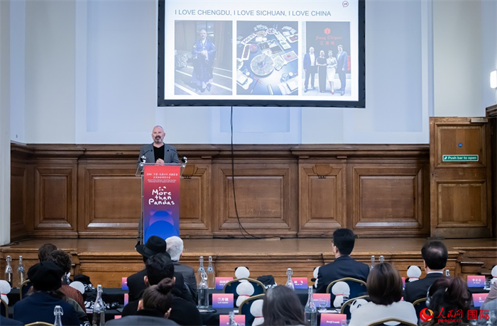 英國(guó)群英創(chuàng)意全球首席執(zhí)行官杰米·撒杰特在現(xiàn)場(chǎng)發(fā)言，分享如何進(jìn)一步提升四川旅游的國(guó)際影響力、吸引更多的英國(guó)游客。人民網(wǎng) 郭錦標(biāo)攝
