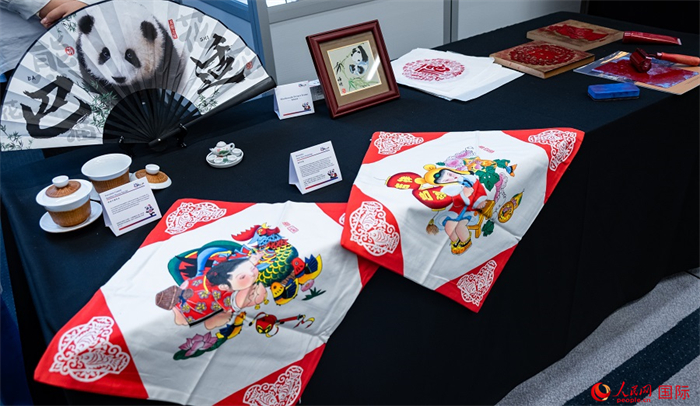 活動(dòng)現(xiàn)場(chǎng)的現(xiàn)場(chǎng)文創(chuàng)展、互動(dòng)體驗(yàn)區(qū)、非遺區(qū)展示。人民網(wǎng) 郭錦標(biāo)攝