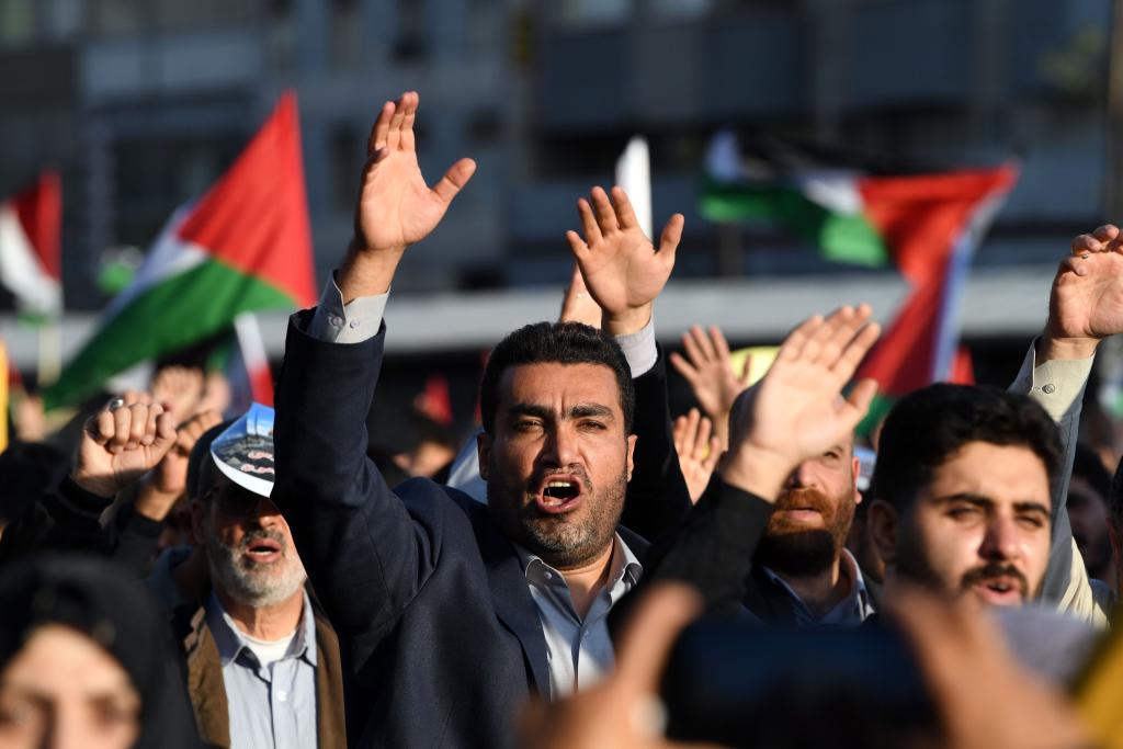 10月18日，人們在伊朗德黑蘭舉行集會。當(dāng)日，突尼斯、土耳其、伊朗等多國民眾舉行集會，表達(dá)對巴勒斯坦人民的支持，并譴責(zé)針對加沙城醫(yī)院的襲擊。新華社記者 沙達(dá)提 攝