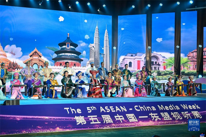 10月21日，在馬來西亞行政首都普特拉賈亞，演員在第五屆中國—東盟視聽周開幕活動(dòng)上表演。新華社記者 程一恒 攝