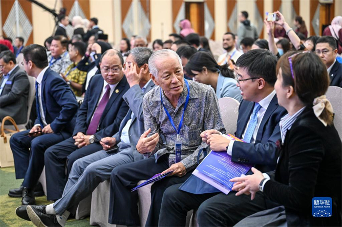 10月21日，在馬來西亞行政首都普特拉賈亞，嘉賓在第五屆中國—東盟視聽周開幕活動(dòng)上交談。新華社記者 程一恒 攝