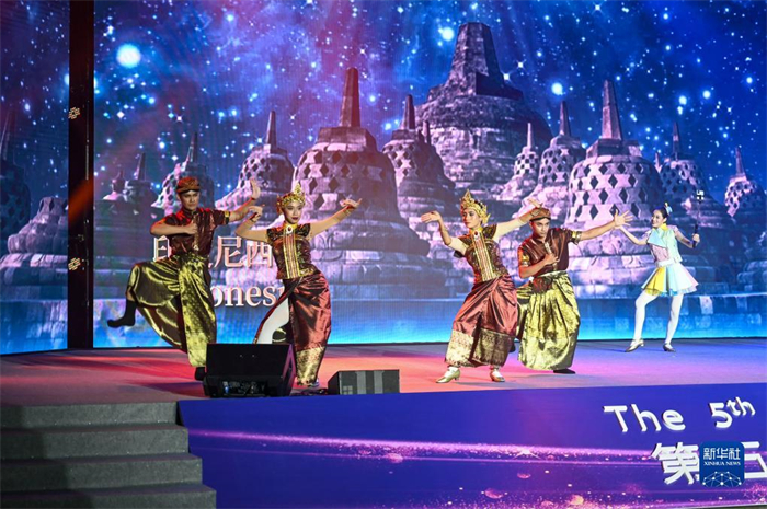 10月21日，在馬來西亞行政首都普特拉賈亞，演員在第五屆中國—東盟視聽周開幕活動(dòng)上表演。新華社記者 程一恒 攝