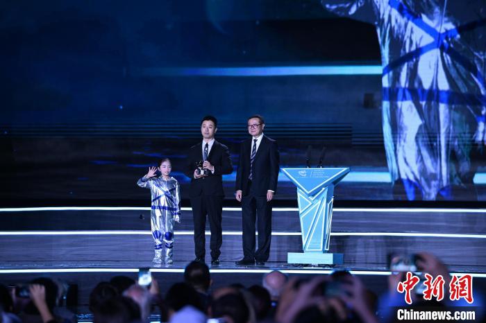 10月21日，2023雨果獎在成都揭曉。中國科幻作家海漄憑小說《時空畫師》獲2023雨果獎“最佳短中篇小說”。　圖片由第81屆世界科幻大會組委會提供