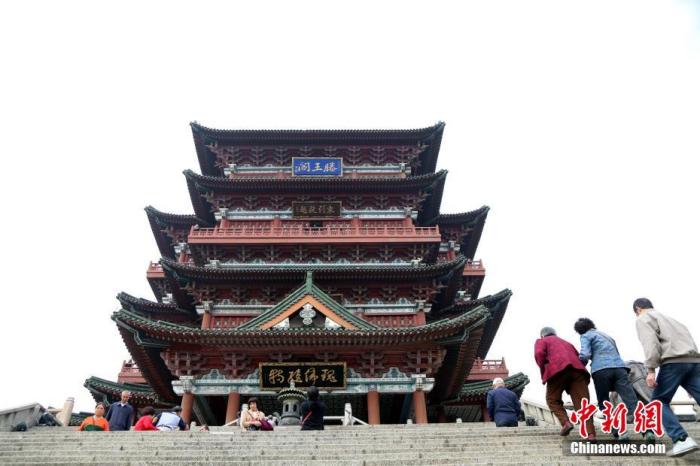 資料圖：中國農(nóng)歷九月初九，重陽佳節(jié)。民眾來到位于江西南昌的滕王閣旅游區(qū)，登高祈福。<a target='_blank' href='/'><p  align=
