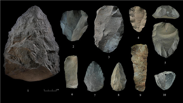 石制品 1.手斧 2、4、5.勒瓦婁哇石核（循環(huán)剝片法、優(yōu)先剝片法）3.勒瓦婁哇石葉石核 6.勒瓦婁哇石葉 7、8.勒瓦婁哇尖狀器 9.石葉 10.錐形石葉石核。中肯聯(lián)合考古隊(duì)供圖