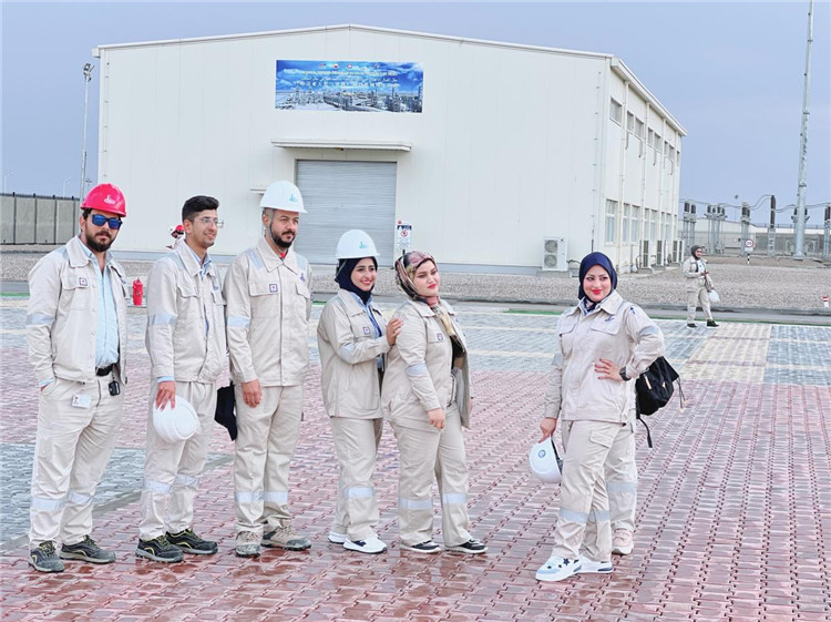 部分伊拉克員工合影。中國石油工程建設(shè)有限公司供圖